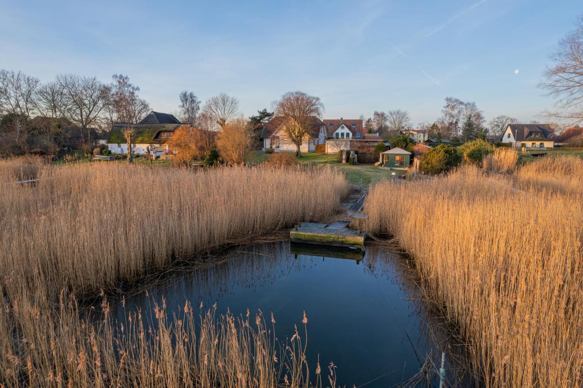 Boddenhuus - Traumhaus Mit Steg Und Boot Apartment Zudar