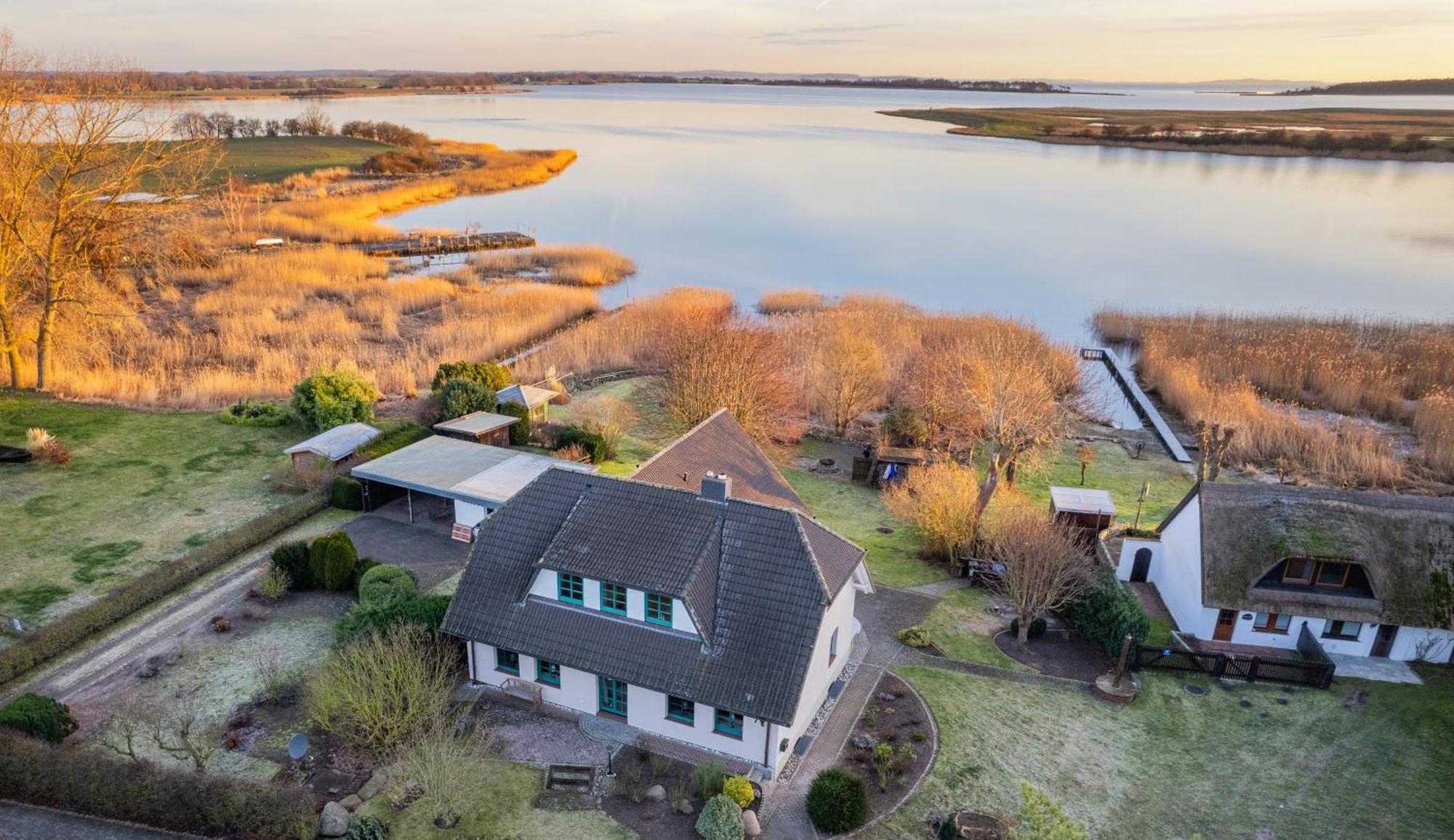 Apartment Boddenhuus - Traumhaus Mit Steg Und Boot